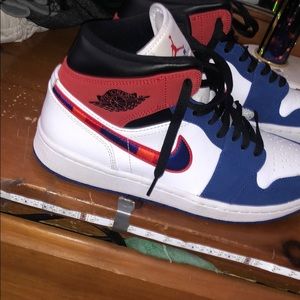 Size 8.5 jordan 1’s hardly worn.